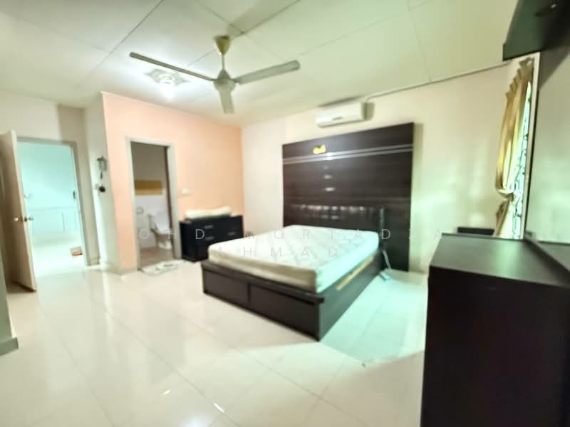 Rumah Banglo untuk Dijual di Taman Cenderawasih (Rasah) - Mohd Mortadza Ahmad - Bedroom - PropertyGuru.com.my