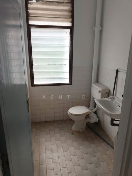 2-storey Terraced House for Sale in Taman Canning (Ipoh) - Kent C - Bathroom - PropertyGuru.com.my