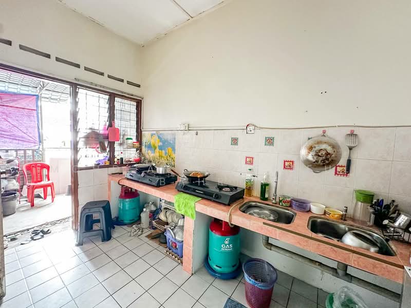 1-storey Terraced House for Sale in Taman Bukit Kuchai (Bandar Kinrara) - Mohd Aizat Saiful Bahri - Kitchen - PropertyGuru.com.my