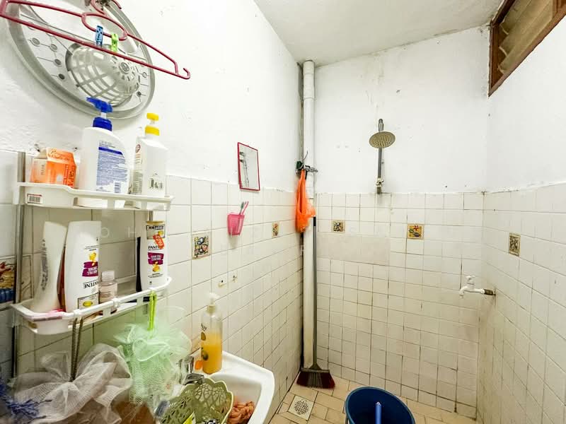 1-storey Terraced House for Sale in Taman Bukit Kuchai (Bandar Kinrara) - Mohd Aizat Saiful Bahri - Bathroom - PropertyGuru.com.my