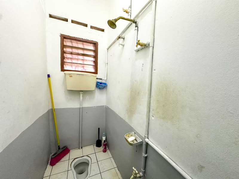1-storey Terraced House for Sale in Taman Bukit Kuchai (Bandar Kinrara) - Mohd Aizat Saiful Bahri - Bathroom - PropertyGuru.com.my