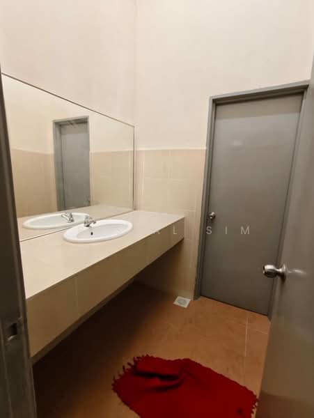 Kilang untuk Dijual di Seri Kembangan Industrial Area (Seri Kembangan) - Crystal Sim - Bathroom - PropertyGuru.com.my