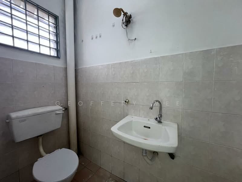 2-storey Terraced House for Rent in Taman Tanjung Minyak Utama (Tanjong Minyak) - Geoffery Wee - Bathroom - PropertyGuru.com.my