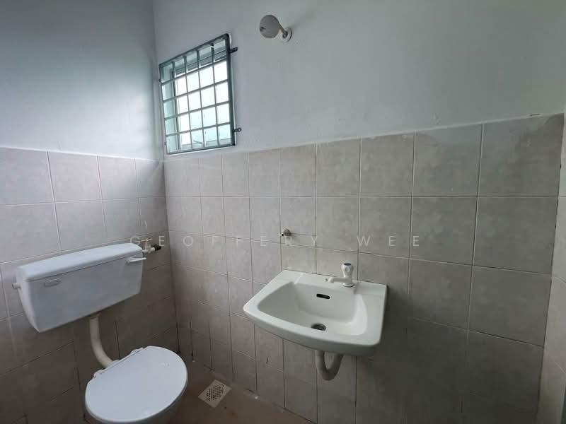 2-storey Terraced House for Rent in Taman Tanjung Minyak Utama (Tanjong Minyak) - Geoffery Wee - Bathroom - PropertyGuru.com.my