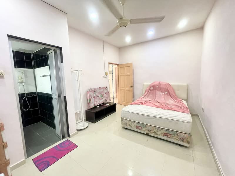 2-storey Terraced House for Sale in Taman Abad (Johor Bahru) - Yik Tat - Bedroom - PropertyGuru.com.my