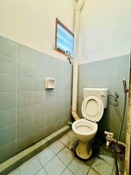 Kedai / Pejabat untuk Dijual di Taman Padu Permai (Sungai Besar) - Nahathir Shahabudin - Bathroom - PropertyGuru.com.my