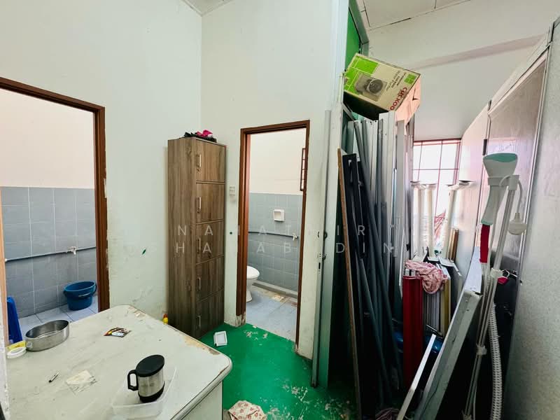 Kedai / Pejabat untuk Dijual di Taman Padu Permai (Sungai Besar) - Nahathir Shahabudin - Bathroom - PropertyGuru.com.my