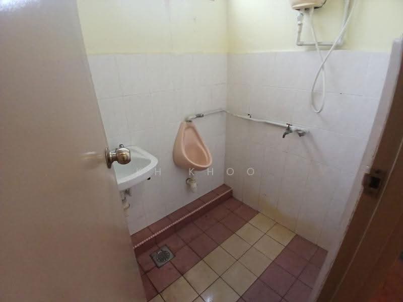 Shop / Office for Rent in SS4 (Petaling Jaya) - KH Khoo - Bathroom - PropertyGuru.com.my