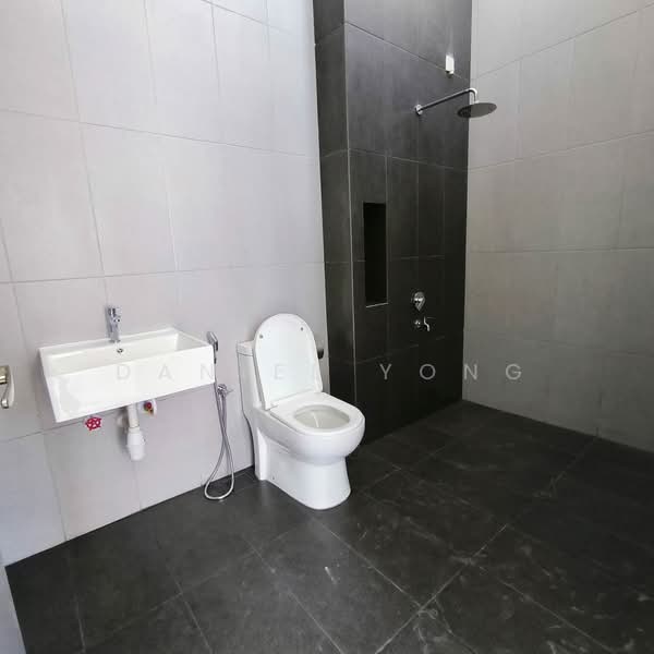 2-storey Terraced House for Sale in Taman Mount Austin (Tebrau) - Daniel Yong - Bathroom - PropertyGuru.com.my