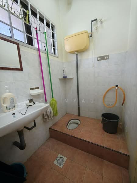 1.5-storey Terraced House for Sale in Ipoh (Perak) - Ck Nyau - Bathroom - PropertyGuru.com.my