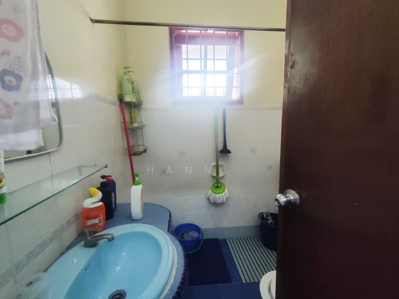 Rumah Teres 2 Tingkat untuk Dijual di Taman Wangsa Permai (Kepong) - Hann . - Master Bathroom - PropertyGuru.com.my
