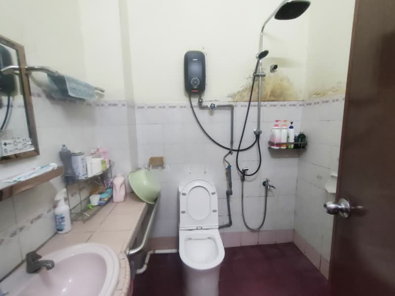 Rumah Teres 2 Tingkat untuk Dijual di Taman Wangsa Permai (Kepong) - Hann . - First Floor Share Bathroom - PropertyGuru.com.my