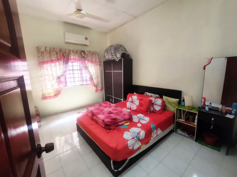Rumah Teres 2 Tingkat untuk Dijual di Taman Wangsa Permai (Kepong) - Hann . - First Floor Bedroom 2 - PropertyGuru.com.my