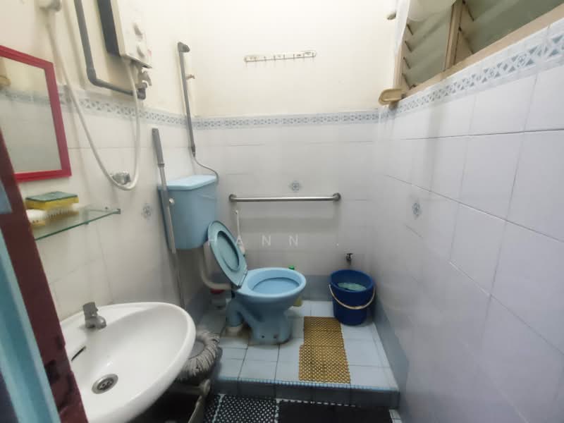 Rumah Teres 2 Tingkat untuk Dijual di Taman Wangsa Permai (Kepong) - Hann . - Ground Floor Bathroom - PropertyGuru.com.my