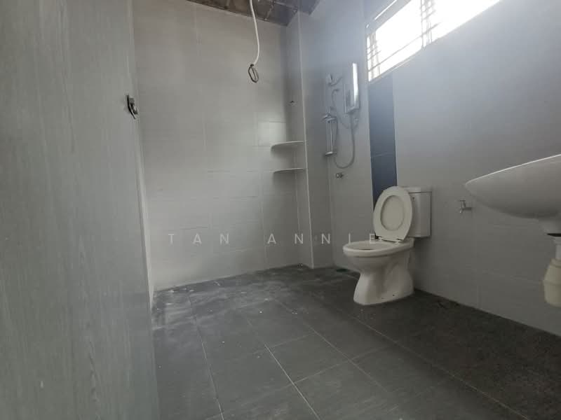 Rumah Berkembar untuk Dijual di Taman Bakap Indah (Sungai Bakap) - Tan ANNIE - Bathroom - PropertyGuru.com.my