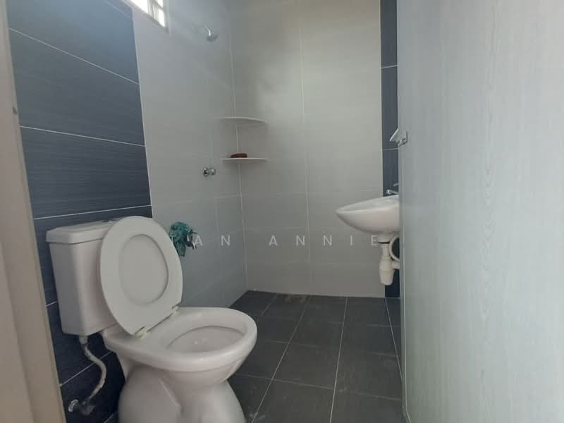 Rumah Berkembar untuk Dijual di Taman Bakap Indah (Sungai Bakap) - Tan ANNIE - Bathroom - PropertyGuru.com.my