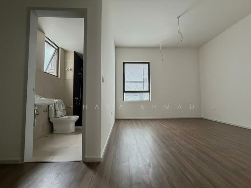 Terraced House for Sale in Taman Bukit Serdang (Seri Kembangan) - Al-Hana Ahmad - Bathroom - PropertyGuru.com.my