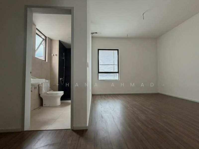 Terraced House for Sale in Taman Bukit Serdang (Seri Kembangan) - Al-Hana Ahmad - Bathroom - PropertyGuru.com.my