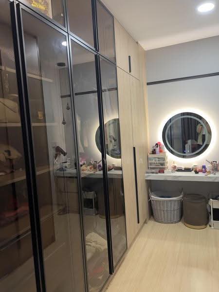 Condominium for Sale at Trinity Pentamont - Kelly Lam - Dressing room w full height wardrobe - PropertyGuru.com.my