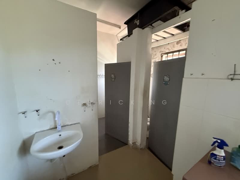 Shop for Sale in Pekan Nanas (Johor) - Derrick Ng - Bathroom - PropertyGuru.com.my
