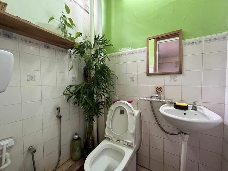 Kedai untuk Disewa di Pekan Simpang Kuala (Alor Setar) - Jayden Geh - Bathroom - PropertyGuru.com.my