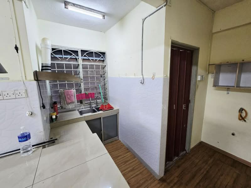 Flat Taman Desa Cheras (Blok 1 3 5 7) untuk Untuk Dijual - RM 160,000, Apr 2026 - Kitchen - PropertyGuru.com.my