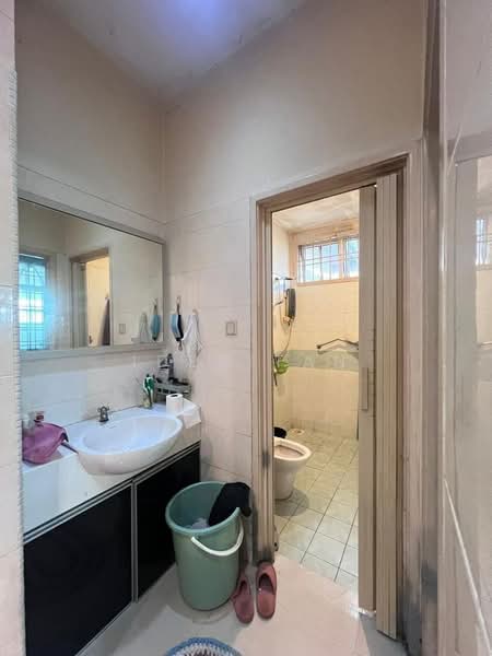 Semi-Detached House for Sale in Taman Pelangi Indah (Ulu Tiram) - Iden Tan - Bathroom - PropertyGuru.com.my
