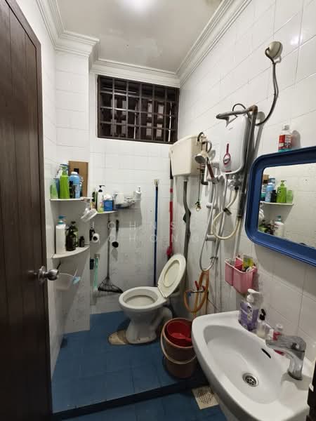 2-storey Terraced House for Sale in Taman Molek (Johor Bahru) - Johnson Chong - Bathroom - PropertyGuru.com.my