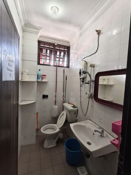 2-storey Terraced House for Sale in Taman Molek (Johor Bahru) - Johnson Chong - Bathroom - PropertyGuru.com.my