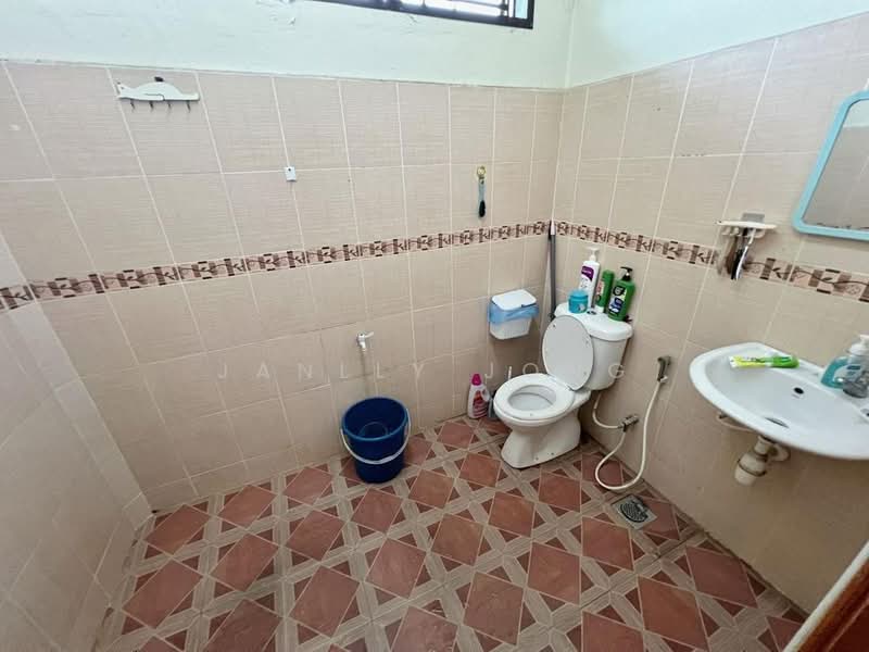 2-storey Terraced House for Sale in Taman Ungku Tun Aminah (Skudai) - Janlly Jong - Bathroom - PropertyGuru.com.my