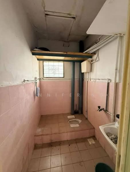 Flat Bandar Selesa Jaya @ Jalan Silat Gayong untuk Untuk Dijual - RM 135,000, Apr 2026 - Bathroom - PropertyGuru.com.my