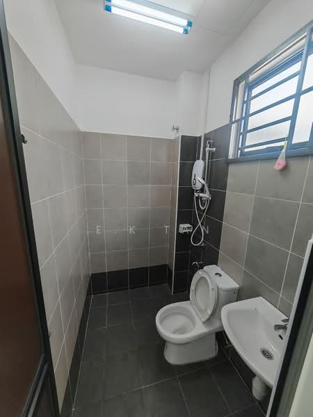 2-storey Terraced House for Rent in Bandar Tiram (Ulu Tiram) - E.K Tan - Bathroom - PropertyGuru.com.my