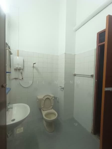 2-storey Terraced House for Sale in Taman Bukit Mewah (Tampoi) - Wil Mong - Bathroom - PropertyGuru.com.my