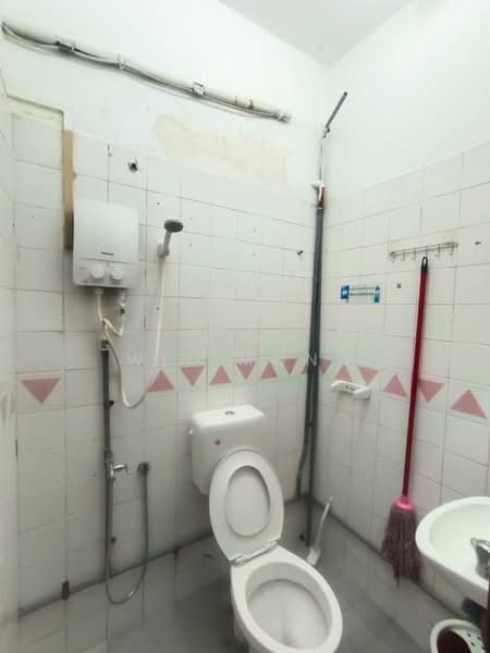 2-storey Terraced House for Sale in Taman Bukit Mewah (Tampoi) - Wil Mong - Bathroom - PropertyGuru.com.my
