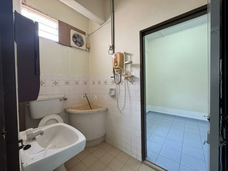 2-storey Terraced House for Sale in Taman Cergas (Batu Berendam) - Macy G - Bathroom - PropertyGuru.com.my