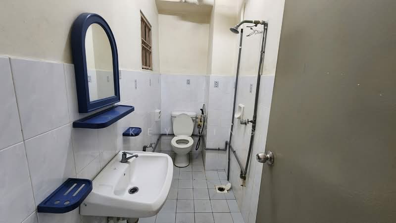 Condominium for Sale at Ridzuan Condominium - Key Ling - Bathroom - PropertyGuru.com.my