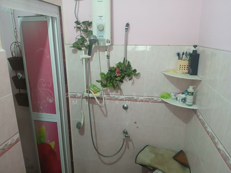 1-storey Terraced House for Sale in Parit Puntar (Perak) - Sanggaran Muniandy - Bathroom - PropertyGuru.com.my