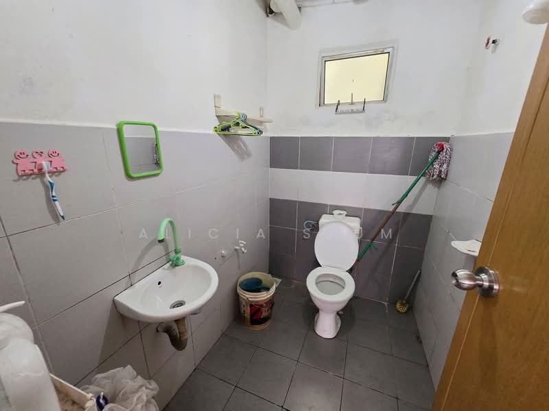 Apartment for Rent at Taman Mutiara Mas - Alicia Shum - Bathroom - PropertyGuru.com.my