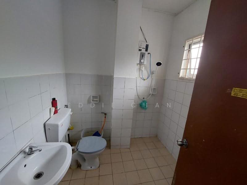 2-storey Terraced House for Sale in Ukay Perdana (Ulu Kelang) - Eddie Chan - Bathroom - PropertyGuru.com.my