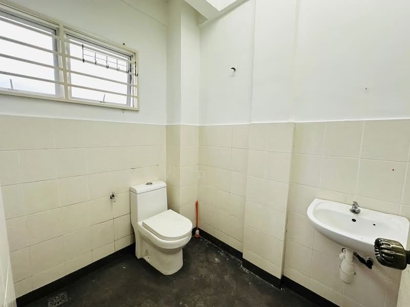 Rumah Teres 2 Tingkat untuk Dijual di Taman Rawang Tin (Rawang) - David Lim - Bathroom - PropertyGuru.com.my
