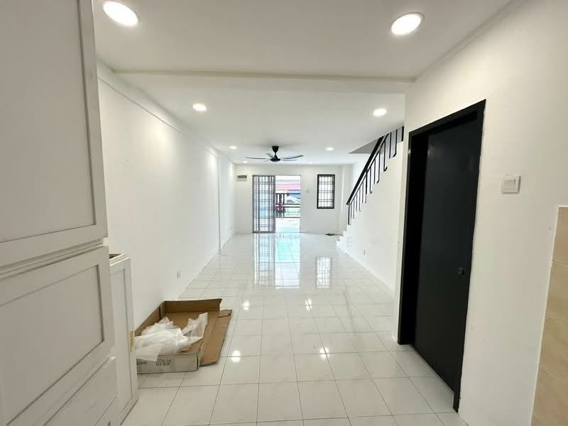 Rumah Teres 2 Tingkat untuk Disewa di Taman Putri Kulai (Kulai) - Mavis Hew - Living Room - PropertyGuru.com.my