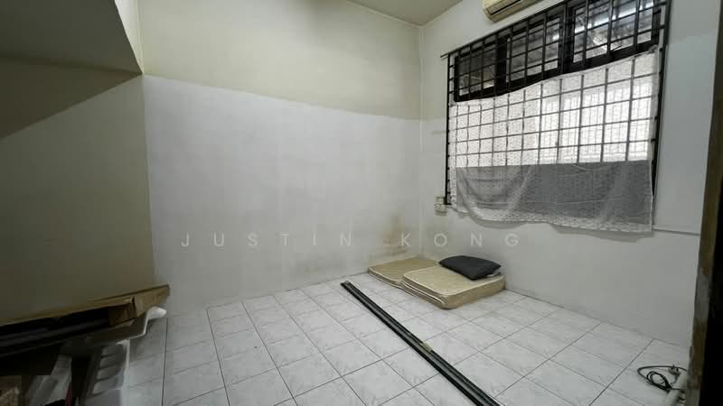 2-storey Terraced House for Sale in Taman Bersatu (Kulai) - Justin Kong - Bedroom - PropertyGuru.com.my