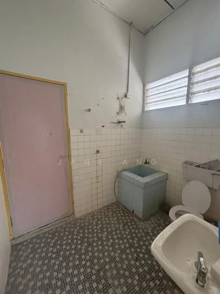 Single Storey Commercial House at Batu Lanchang, Jelutong untuk Untuk Disewa - RM 5,000 /bulan, Apr 2026 - Bathroom - PropertyGuru.com.my