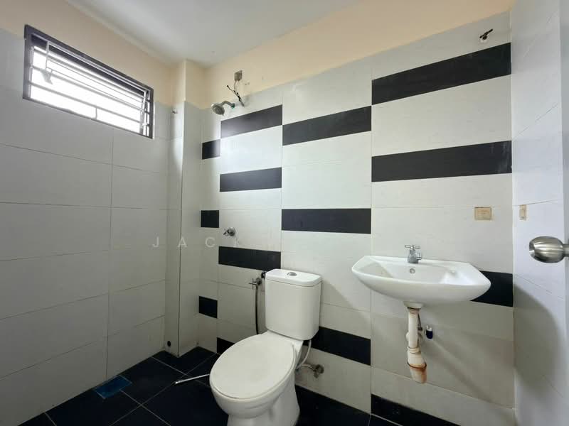 2-storey Terraced House for Sale in Taman Garing (Rawang) - Jack Cheng - Bathroom - PropertyGuru.com.my