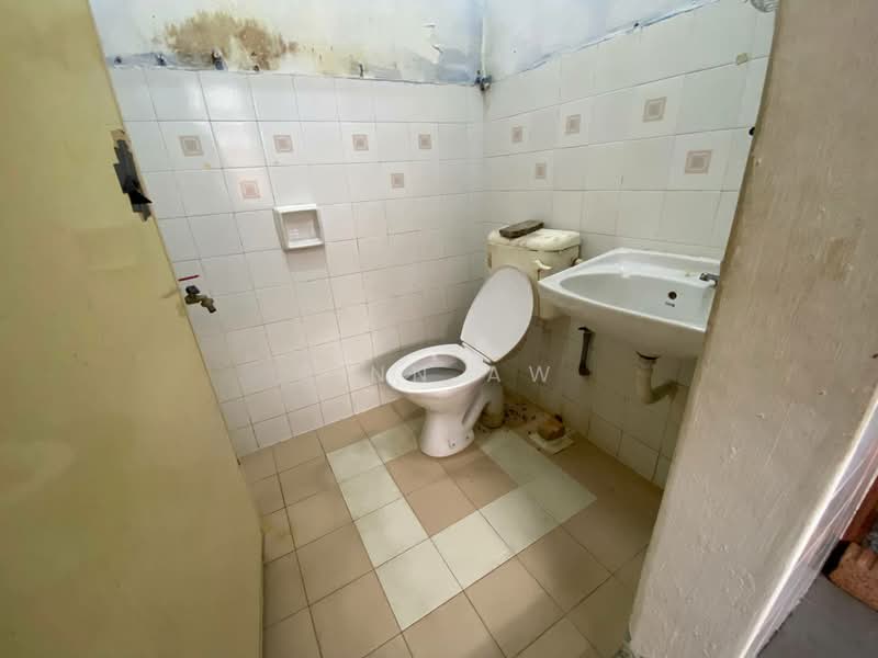 1-storey Terraced House for Sale in Senai (Kulai) - Finn Aw - Bathroom - PropertyGuru.com.my