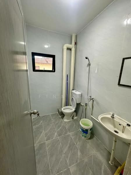 Flat for Sale at Bandar Selesa Jaya - Finn Aw - Bathroom - PropertyGuru.com.my