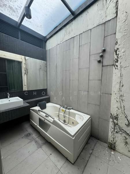Semi-Detached House for Sale in Bandar Kinrara Seksyen 5 (Bandar Kinrara) - Chong Shun Kae - Bathroom - PropertyGuru.com.my