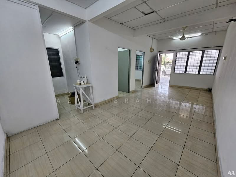 Taman Putra Puchong untuk Untuk Dijual - RM 360,000, Apr 2026 - Living Room - PropertyGuru.com.my