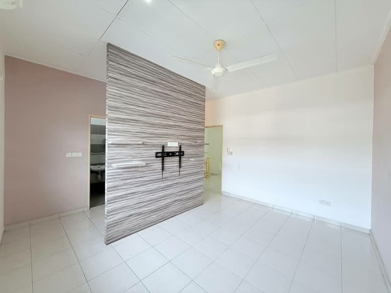 2-storey Terraced House for Sale in Nusantara Prima (Gelang Patah) - Lui Lui - Master Bedroom - PropertyGuru.com.my