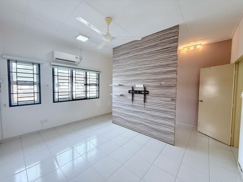2-storey Terraced House for Sale in Nusantara Prima (Gelang Patah) - Lui Lui - Master Bedroom - PropertyGuru.com.my